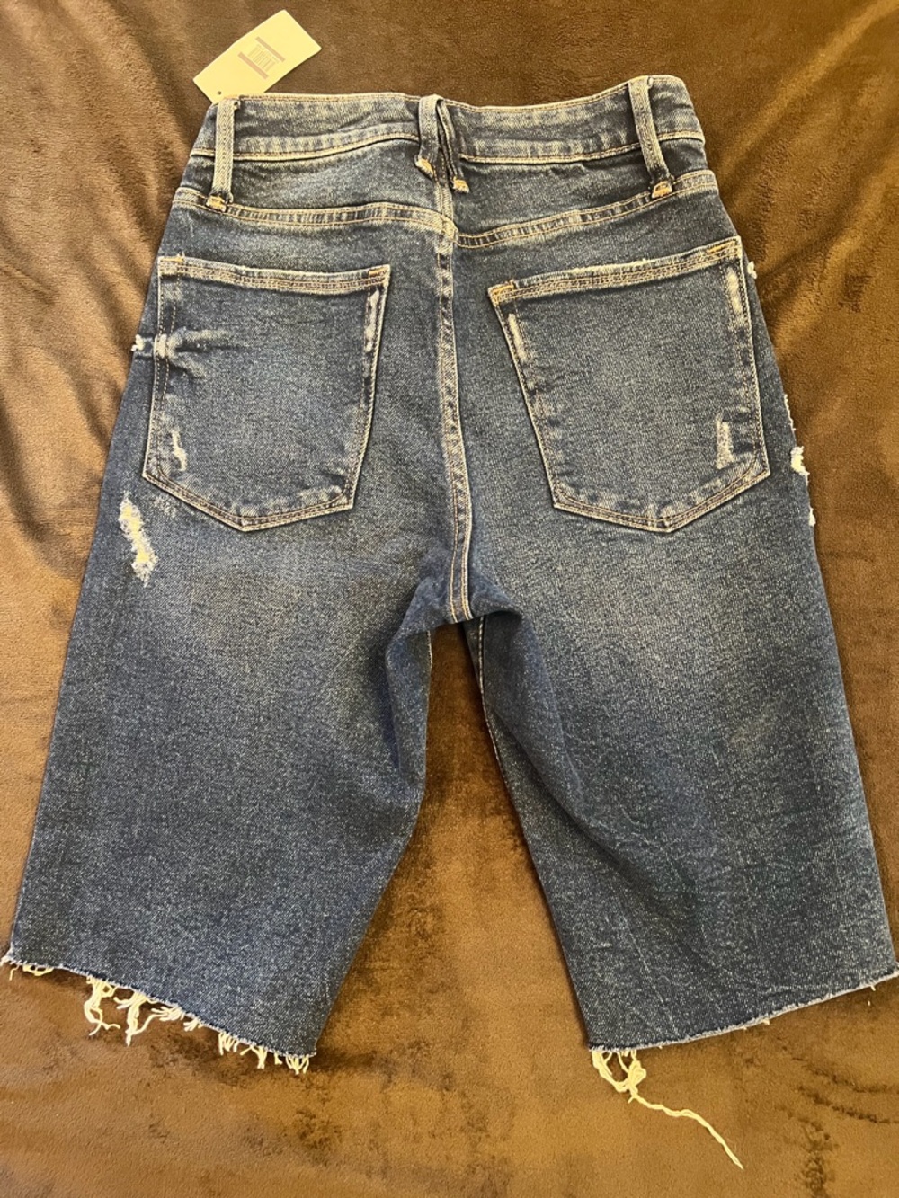 Good American The Bermuda High Rise Distressed Denim Shorts Size 4/27, New - Picture 5 of 7